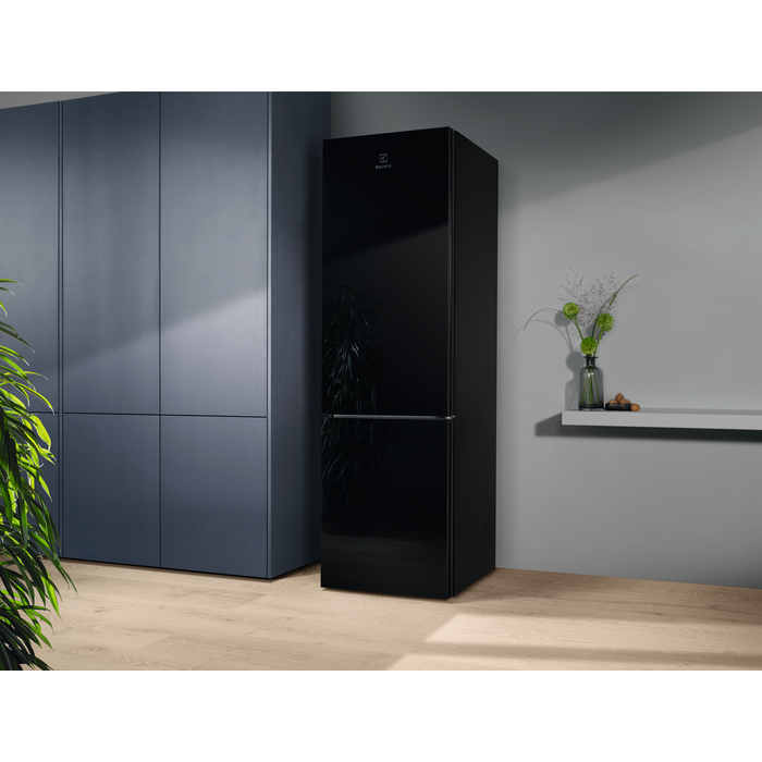 Electrolux - Samostojeći hladnjak sa zamrzivačem - LNT7ME36K2