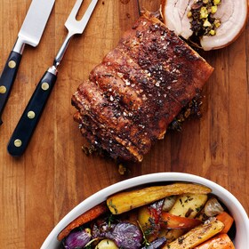 Rolica od zlatno pečene svinjetine i hrskavo pečenog zimskog povrća 