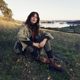 žena sjedi na travi