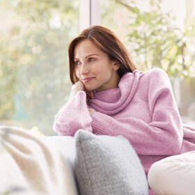 Žena koja uživa u vunenom džemperu