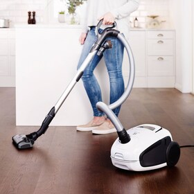 Žena koristi The Happy Vac