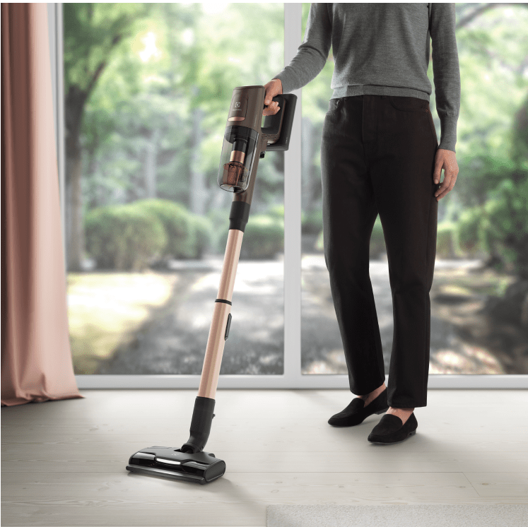 Osoba drži usisavač